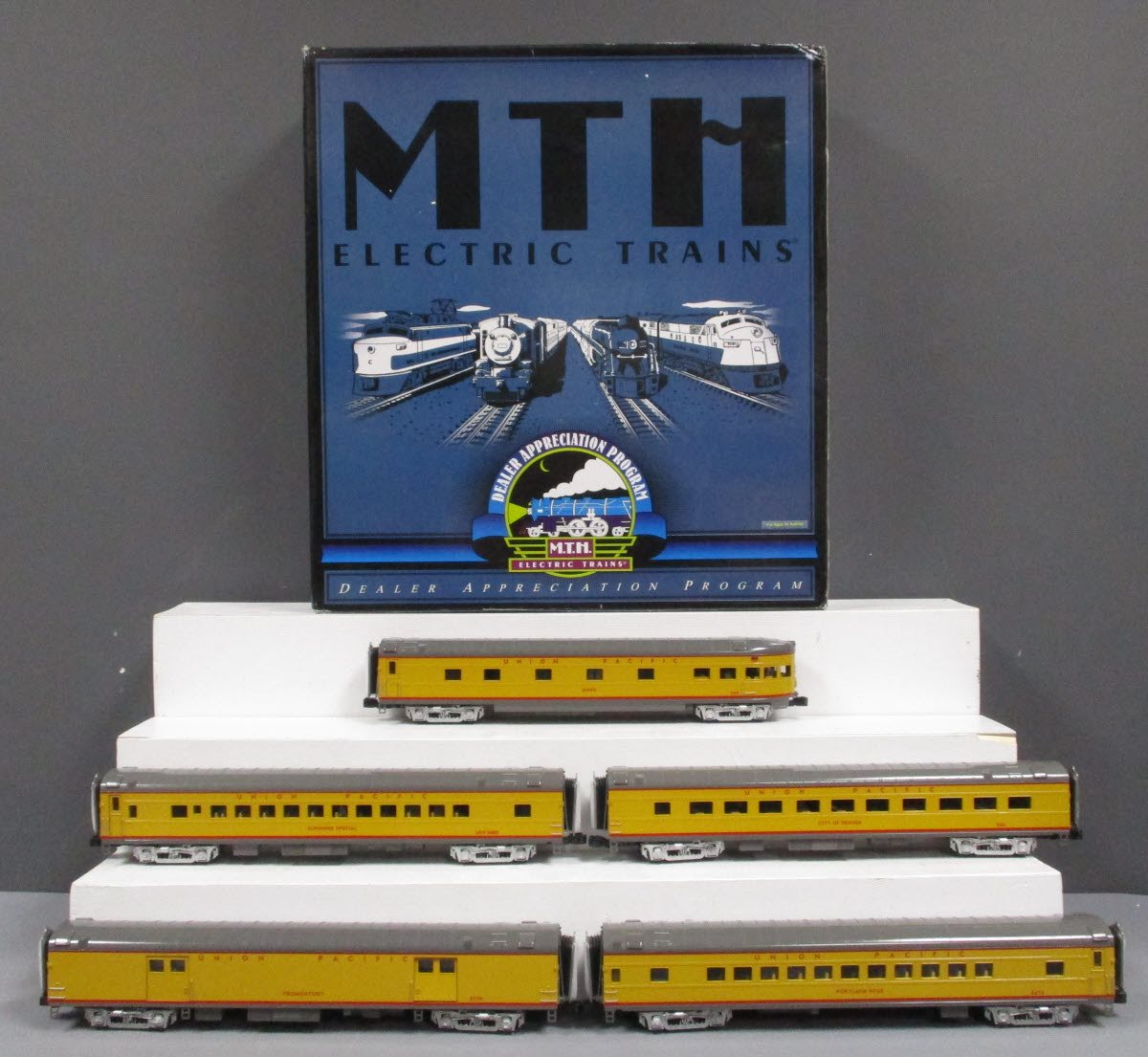 MTH 20-65147 O UP 70' Streamlined Smooth Sided Passenger Car Set (Set of 5)