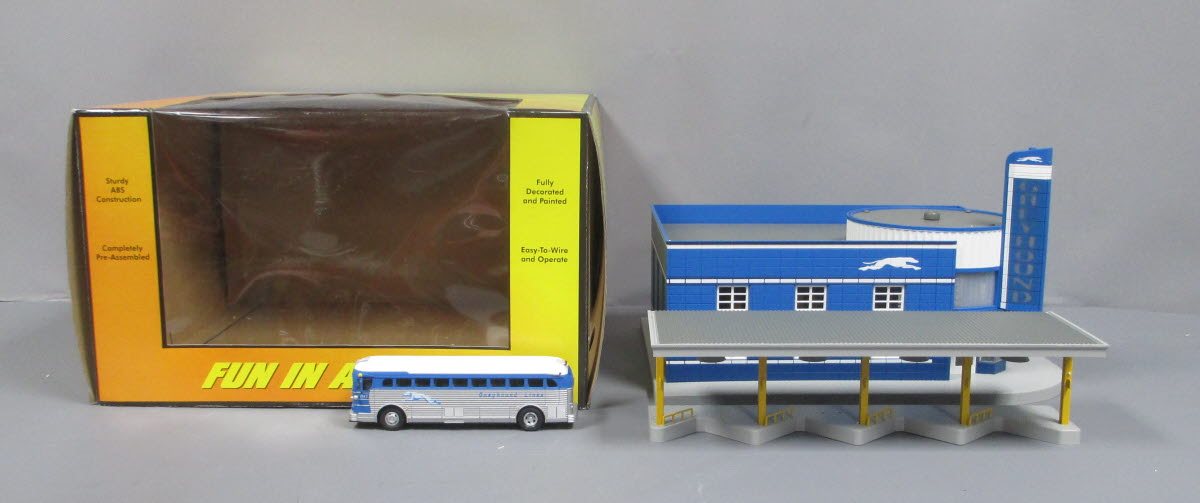 MTH 30-9040 O Gauge Assembled Greyhound Bus Station