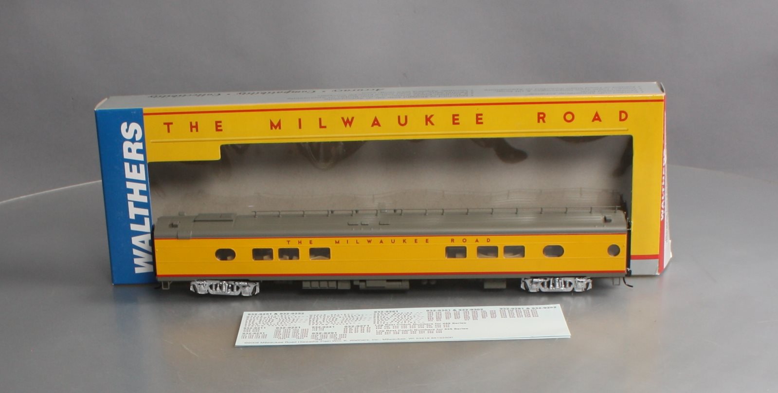 Walthers 932-9241 HO Scale Milwaukee Road Hiawatha Yellow 26-Seat Tap Lounge