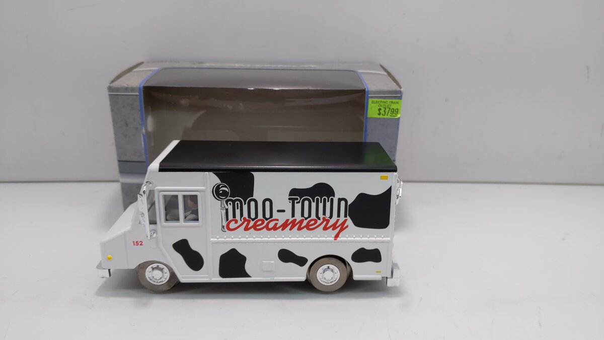 Lionel 6-21651 O Gauge Superstreets Moo-Town Creamery Van
