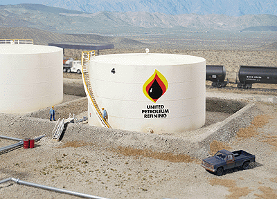 Walthers Cornerstone 933-3167 HO Scale Oil Storage Tank with Berm Kit