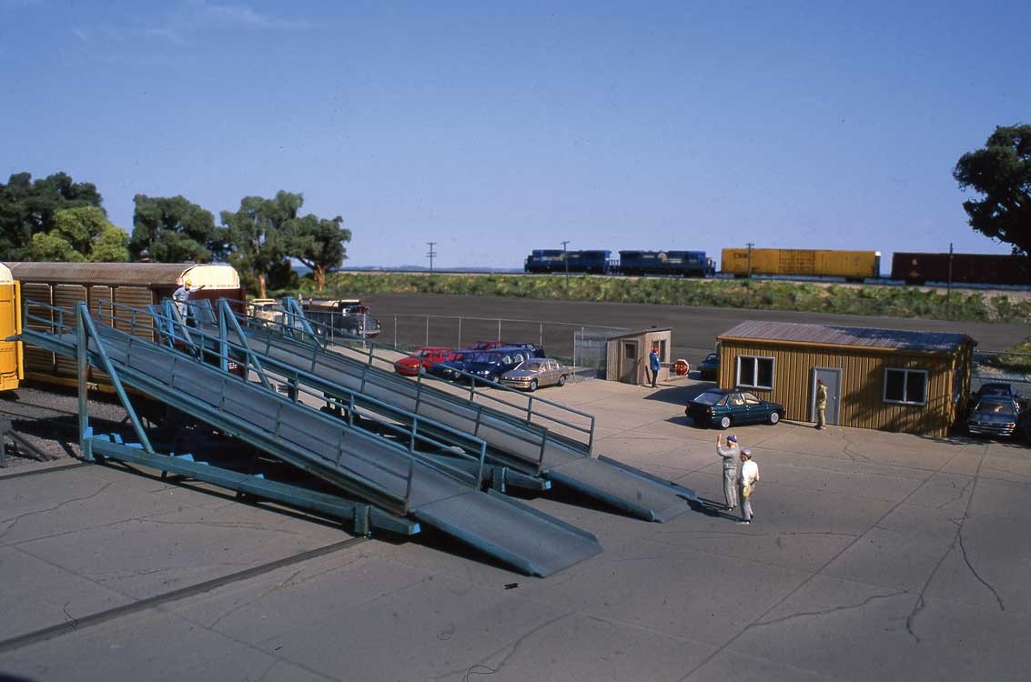 Walthers Cornerstone 933-4144 HO Scale Automobile Transloading Terminal Kit
